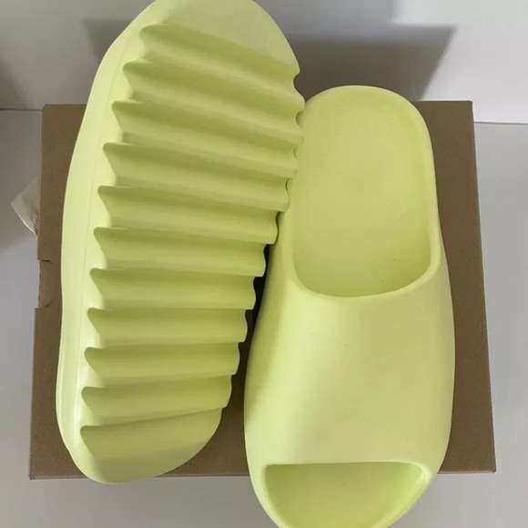 Yeezy slide glow green men’s Sz 6
